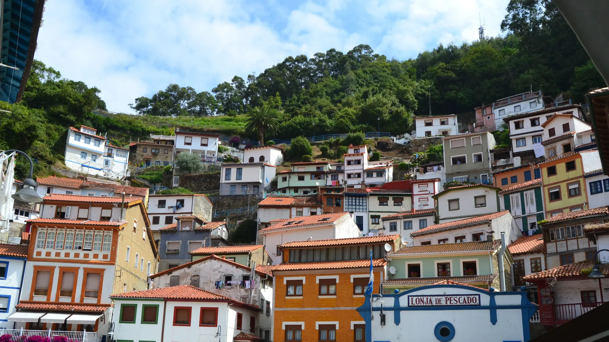 La Lonja de Pescado de Cudillero con las casas de colores apiladas en la ladera