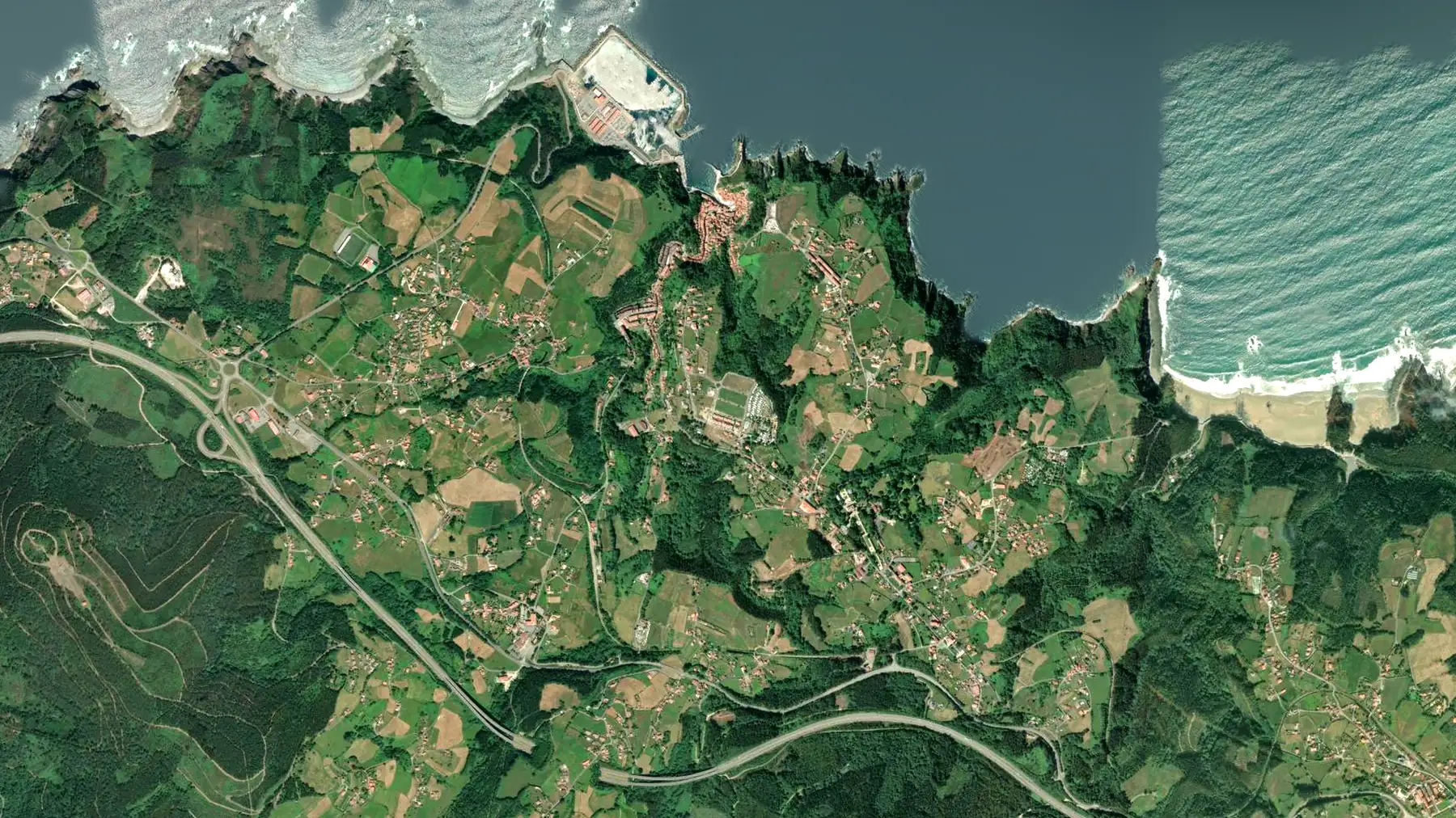 Vista de satélite de Cudillero y su costa, con El Bedul señalado