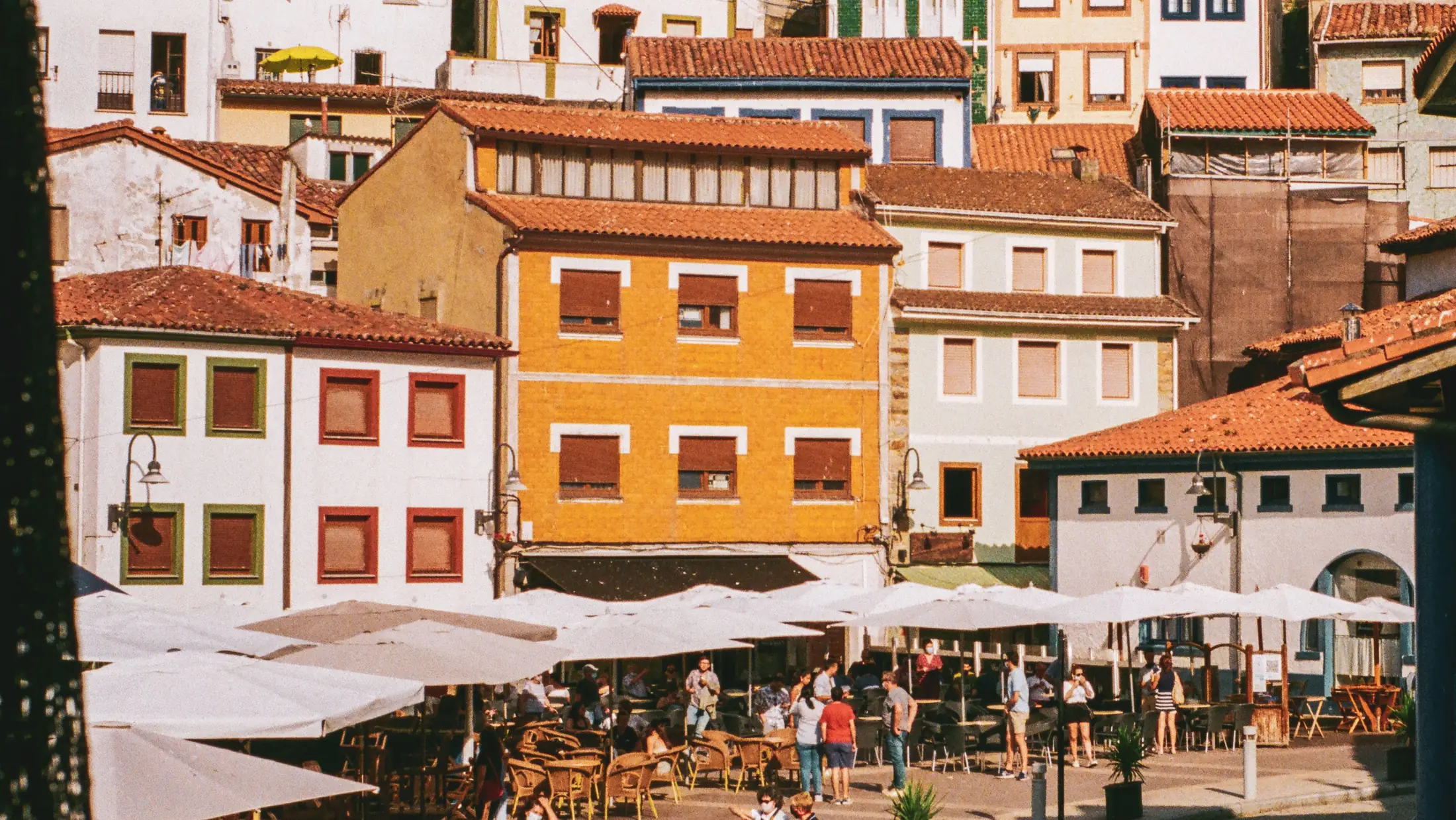 La plaza del puerto de Cudillero un día cualquiera, con las terrazas llenas