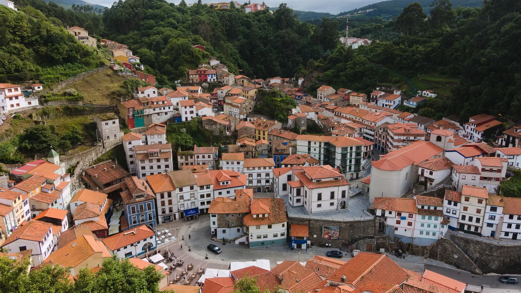 Cudillero desde el mirador: los tejados del pueblo encajado en la ladera
